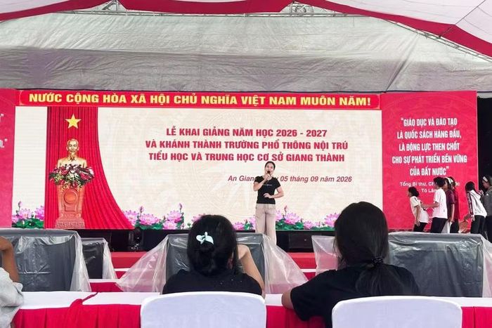 Không khí chuẩn bị cho năm học mới diễn ra sôi nổi.