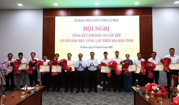 Cá nhân nhận bằng khen của Chủ tịch UBND tỉnh Cà Mau.