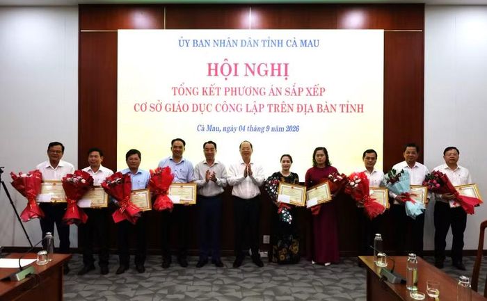 Lãnh đạo tỉnh trao bằng khen cho các tập thể.