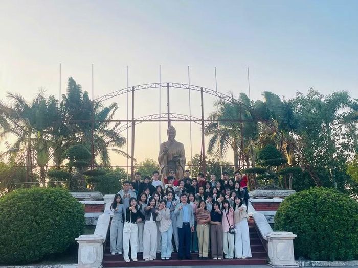 Trần Hoàng Minh cùng thầy cô và các bạn lớp 12 trong buổi trải nghiệm thực tế.