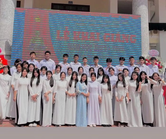 Trần Hoàng Minh cùng cô giáo chủ nhiệm và các bạn lớp 12 (Ảnh tư liệu).