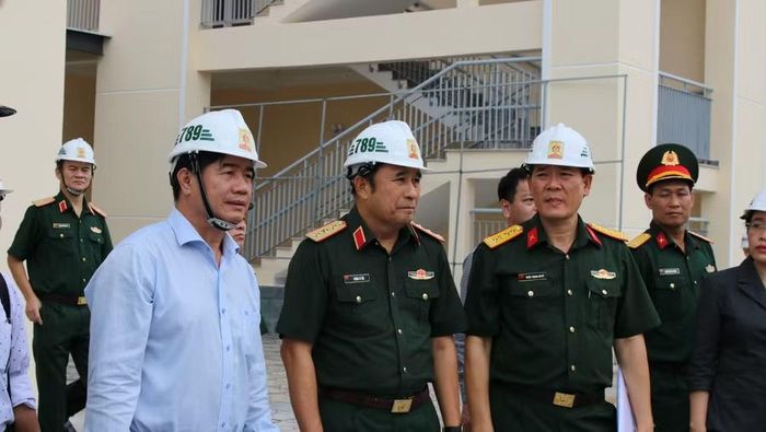 Ông Nguyễn Thiên Văn tại buổi thăm, kiểm tra Trường PTNT Tiểu học và THCS Ea Rốk.