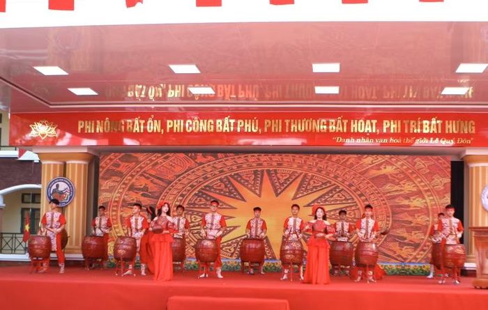 Luyện tập chương trình văn nghệ chào mừng.