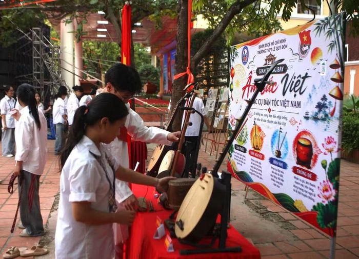 Thầy cô và học sinh Trường THPT Lê Quý Đôn khẩn trương hoàn trưng bày sản phẩm học tập và STEM.