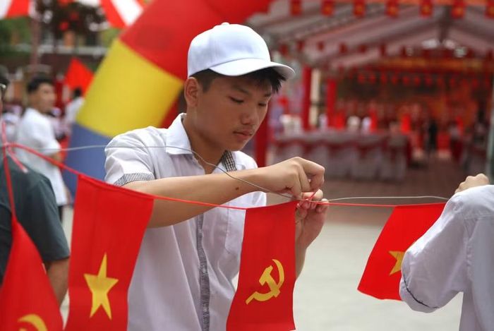 Học sinh khẩn trương hoàn tất các điều kiện về cơ sở vật chất, khánh tiết.
