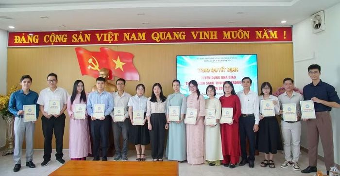 Lãnh đạo Sở GD&ĐT Đà Nẵng trao quyết định tuyển dụng cho các giáo viên theo diện thu hút.