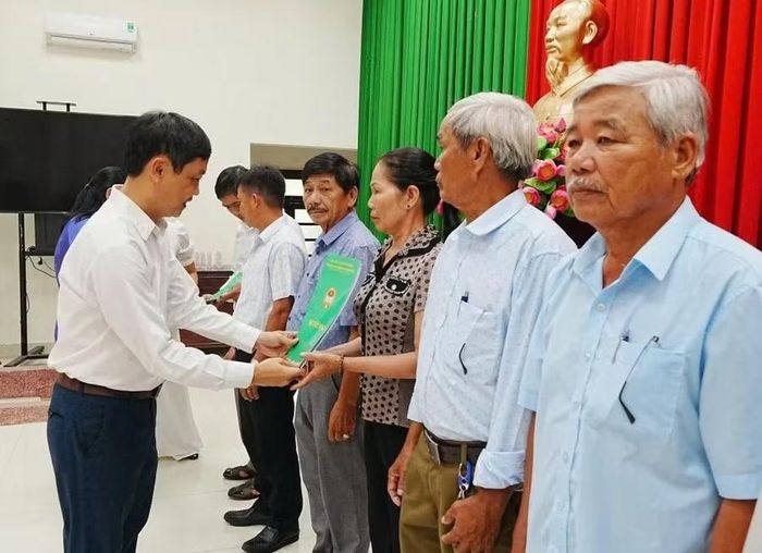 Trao quyết định cho các Trưởng thôn tại phường Phong Thái, TP Huế.