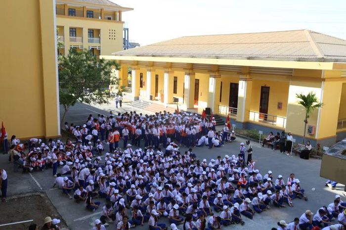 Học sinh tại Phân hiệu Trường THCS Phan Đình Phùng tập trung trước ngày khai giảng.
