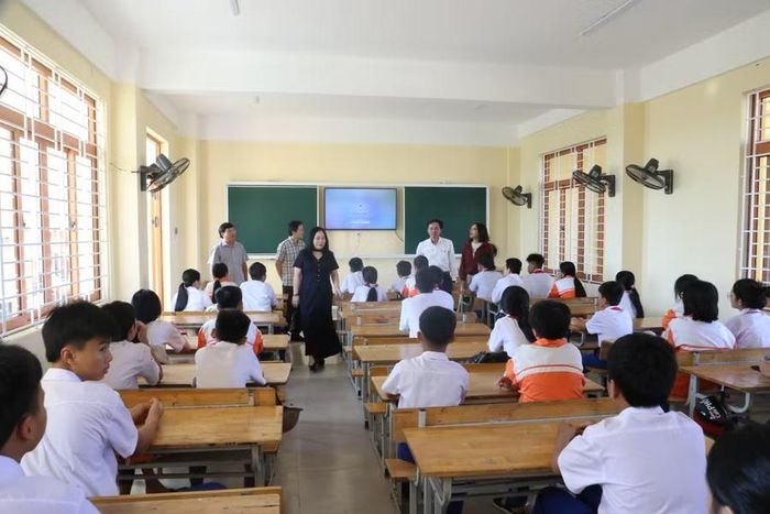 Lãnh đạo UBND phường Nam Đông Hà kiểm tra trước ngày khai giảng.