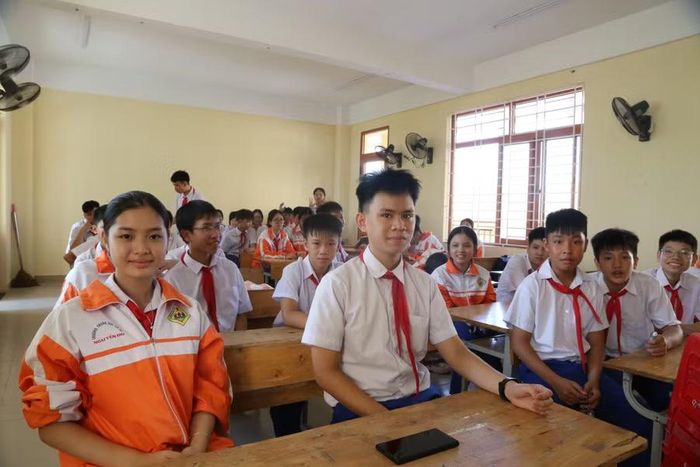 Học sinh hân hoan chuẩn bị vào năm học mới.