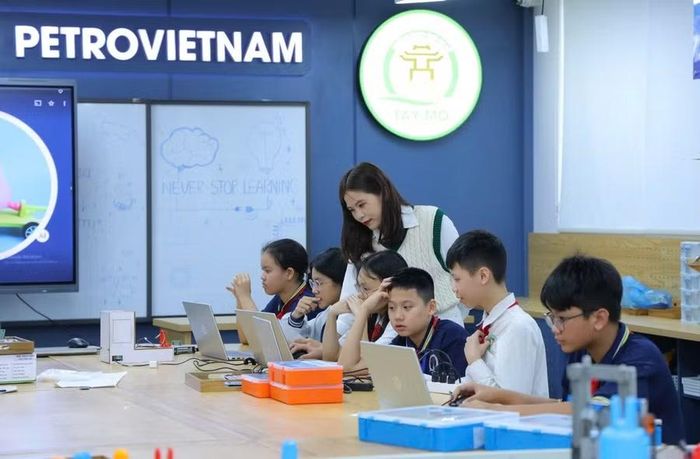 Cô - trò Trường THCS Tây Mỗ (Hà Nội). Ảnh: NTCC