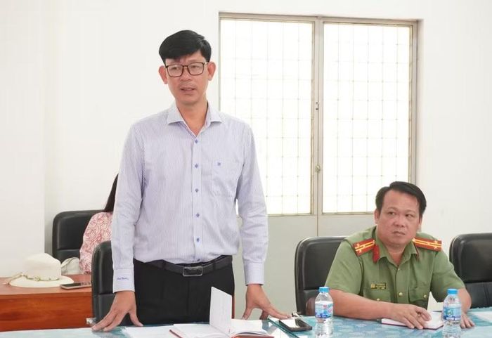Ông Đàm Văn Tuyến - Hiệu trưởng Trường THPT chuyên Trần Văn Giàu, báo cáo tại buổi làm việc. (Ảnh: BTN)