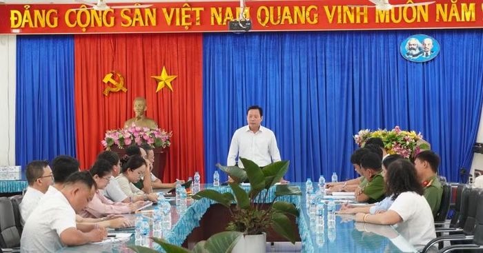 Họp báo cáo tiến độ chuẩn bị Lễ khai giảng tại điểm cầu THPT chuyên Trần Văn Giàu. (Ảnh: BTN)