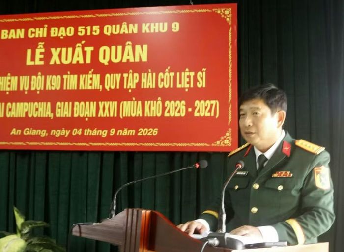 Đại tá Nguyễn Thúc Linh, Phó Chủ nhiệm Chính trị Quân khu, Phó Trưởng ban Thường trực Ban Chỉ đạo 515 phát biểu tại buổi lễ.