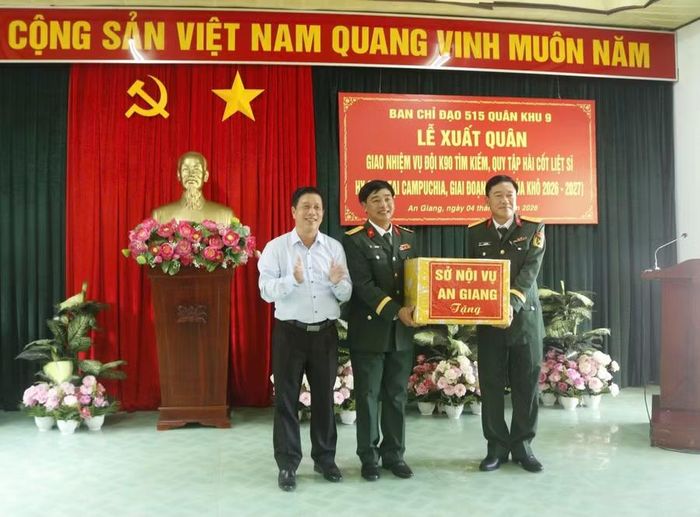 Trao tặng hoa và quà cho cán bộ, chiến sĩ Đội K90.