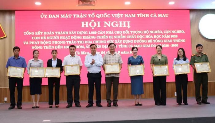 Phó Bí thư Thường trực Tỉnh ủy Cà Mau, ông Huỳnh Quốc Việt tặng bằng khen cho các cá nhân.