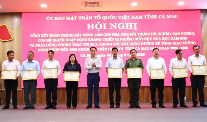 Ông Lữ Quang Ngời, Chủ tịch UBND tỉnh Cà Mau trao bằng khen cho các cá nhân.