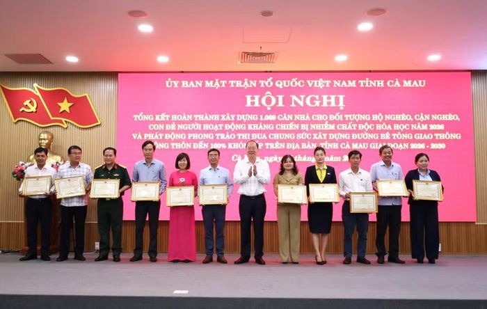 Bí thư Tỉnh ủy Cà Mau, ông Nguyễn Hồ Hải tặng bằng khen cho các tập thể.