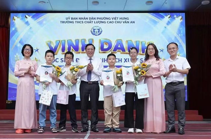 Thầy Nguyễn Anh Tuấn tại lễ vinh danh học sinh xuất sắc của trường.