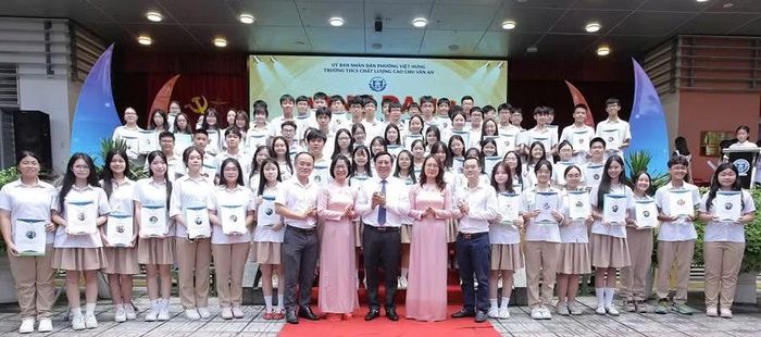 Thầy và trò Trường THCS Chu Văn An. Ảnh NTCC.