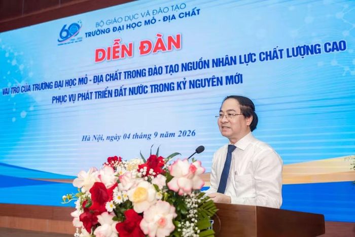 PGS.TS Trần Xuân Trường, Hiệu trưởng Trường Đại học Mỏ - Địa chất phát biểu tại diễn đàn.