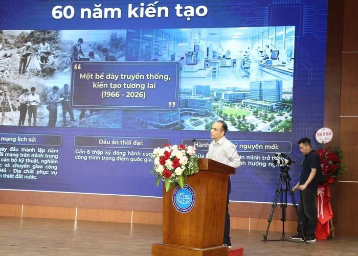 PGS.TS Nguyễn Đức Khoát chia sẻ tham luận tại diễn đàn.