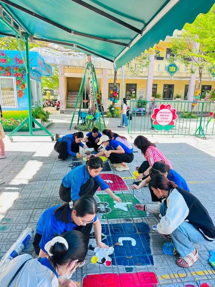 Giáo viên Trường Tiểu học Phan Đăng Lưu (phường Hòa Cường, TP Đà Nẵng) trang trí lại khuôn viên trước khi đón học sinh tựu trường.