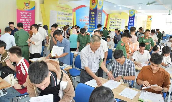 Các bàn đón tiếp, hướng dẫn học viên làm thủ tục nhập học.