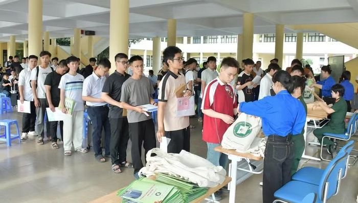 Tân học viên được tặng quà lưu niệm.