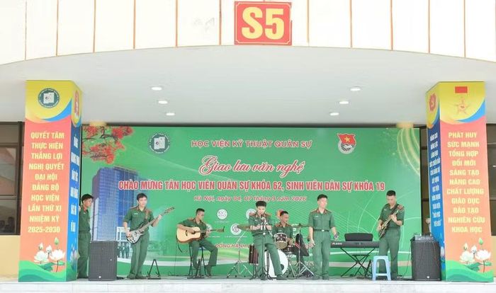 Những tiết mục văn nghệ chào mừng tân học viên đến với Học viện Kỹ thuật Quân sự.
