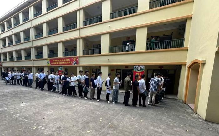 Tân học viên xếp hàng ngăn nắp, chờ đến lượt