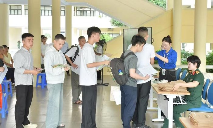 Nhanh chóng hoàn thành thủ tục nhập học.