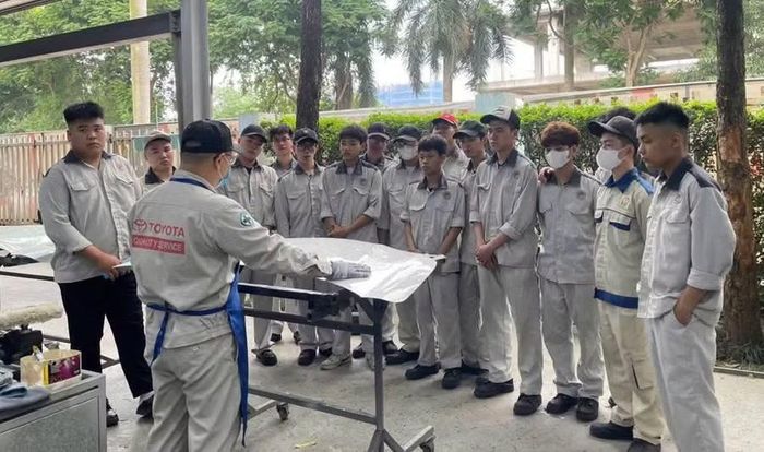 Doanh nghiệp đến hướng dẫn thực hành cho sinh viên Trường Cao đẳng Xây dựng Công trình đô thị.
