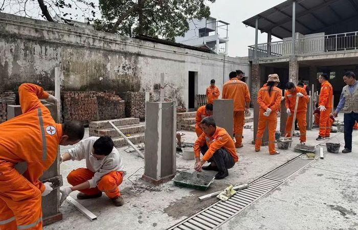 Sinh viên Trường Cao đẳng Xây dựng Công trình đô thị thực hành kỹ thuật xây dựng.