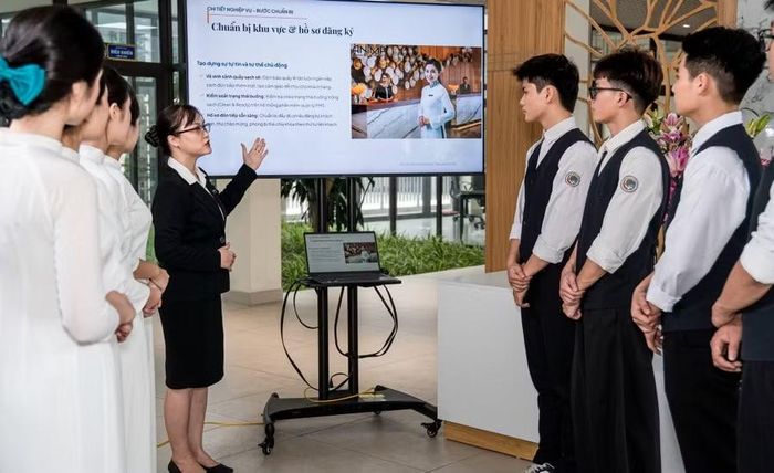 Cô Phùng Thị Kim Dung hướng dẫn sinh viên một số kỹ năng nghề nghiệp và kỹ năng mềm.