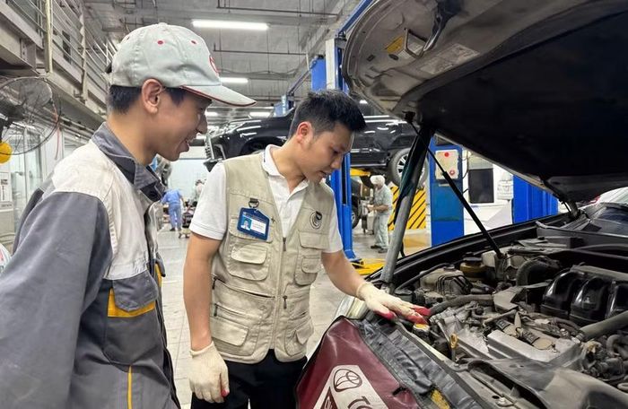 Sinh viên Trường Cao đẳng Xây dựng Công trình đô thị thực hành trực tiếp trên ô tô.