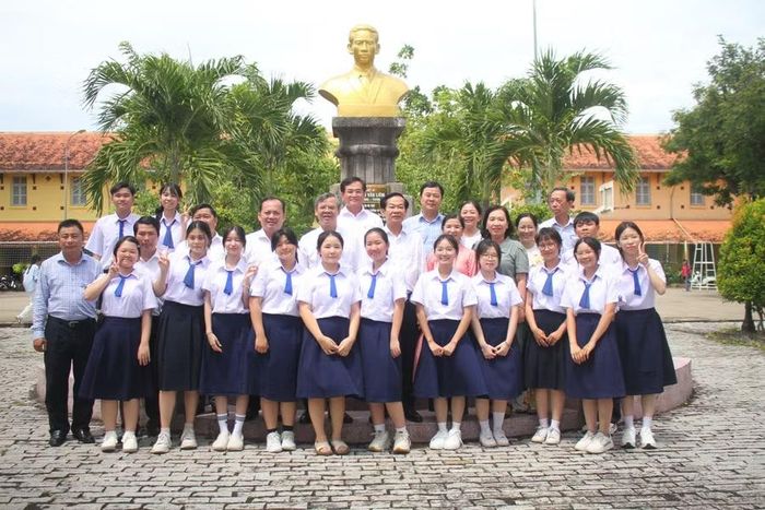 Lãnh đạo Thành ủy, UBND thành phố và Sở GD&ĐT TP Cần Thơ thăm cán bộ, giáo viên, học sinh Trường THPT Châu Văn Liêm.