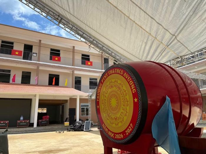 Công tác chuẩn bị lễ khai giảng tại Trường phổ thông nội trú liên cấp Tiểu học & THCS A Vương gần hoàn tất.