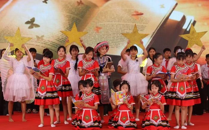 Tiết mục văn nghệ cô trò Trường PTNT TH&THCS Thanh Nưa chuẩn bị cho Lễ khai giảng và khánh thành nhà trường vào sáng 5/9.