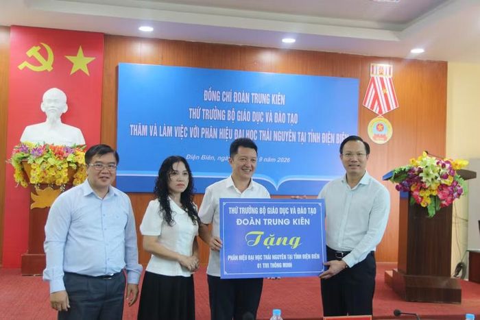 Thứ trưởng Đoàn Trung Kiên tặng quà Phân hiệu Đại học Thái Nguyên tại Điện Biên.