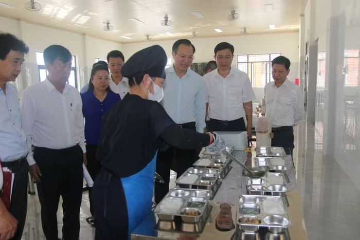 Kiểm tra bếp ăn cho học sinh nội trú Trường PTNT TH&THCS Thanh Nưa.