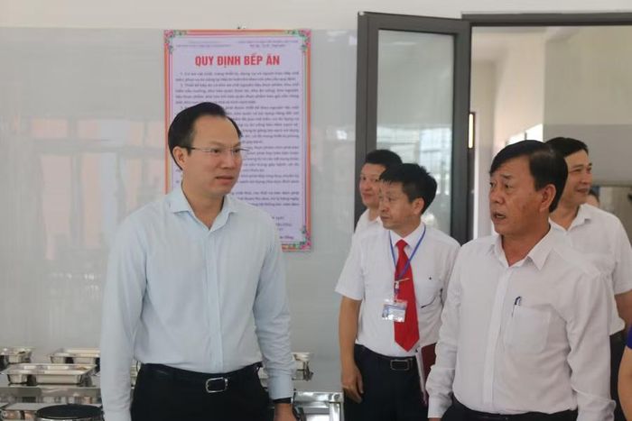 Thứ trưởng Đoàn Trung Kiên kiểm tra khu nội trú Trường PTNT TH&THCS Thanh Nưa.