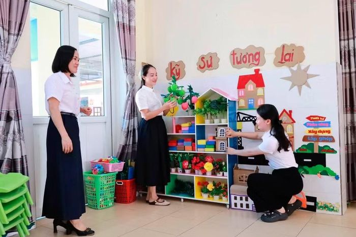 Giáo viên Trường Mầm non Hương Sơn (Xã Hương Sơn) dọn dẹp, trang trí từ sân trường đến lớp học.