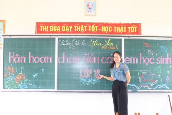 Giáo viên tại phân hiệu 3 Trường Tiểu học Hoa Sen trang trí bảng biểu cho ngày khai giảng.