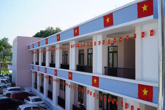 Trường Phổ thông nội trú liên cấp Tiểu học và THCS Hương Khê, xã Hương Khê, treo cờ Tổ quốc dọc các dãy phòng học, tạo sắc màu rực rỡ chào đón khai giảng năm học mới.