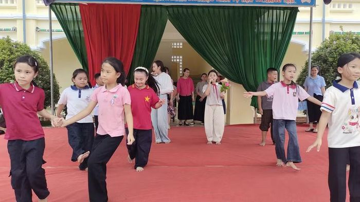 Học sinh Trường Tiểu học Lý Tự Trọng (xã Việt Xuyên) diễn tập văn nghệ cho ngày khai giảng.