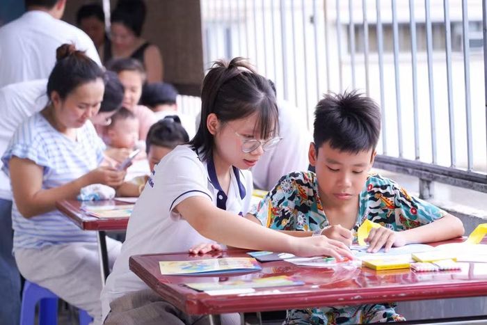 Lớp vẽ tại Bệnh viện Nhân dân Gia Định.