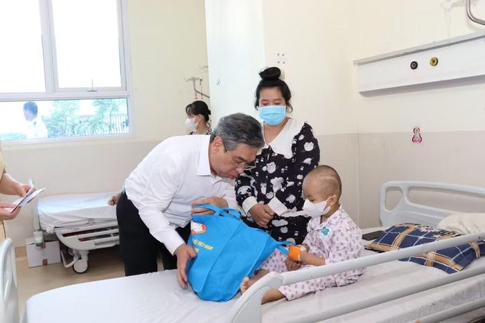 Ông Nguyễn Phước Lộc, Phó Bí thư Thành ủy TPHCM thăm hỏi bệnh nhi.