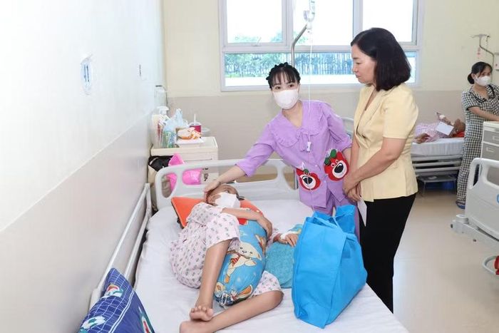 Bà Trương Thị Bích Hạnh, Phó Chủ tịch Thường trực Ủy ban MTTQ Việt Nam TPHCM, thăm các bệnh nhi.