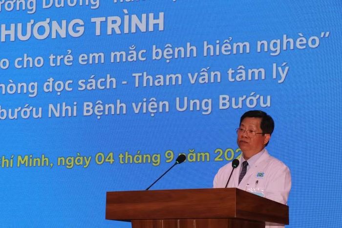 TS.BS Diệp Bảo Tuấn, Giám đốc Bệnh viện Ung bướu TPHCM, phát biểu tại lễ khai giảng.